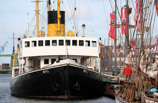 Dampfeisbrecher Wal - im 'Neuen Hafen' von Bremerhaven