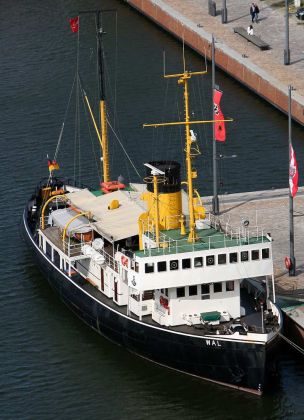Dampfeisbrecher Wal - im 'Neuen Hafen' von Bremerhaven Dampfeisbrecher Wal - im 'Neuen Hafen' von Bremerhaven