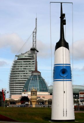 Exponat aus dem Schifffahrtsmuseum vor dem Atlantic Hotel Sail City - Bremerhaven Exponat aus dem Schifffahrtsmuseum vor dem Atlantic Hotel Sail City - Bremerhaven