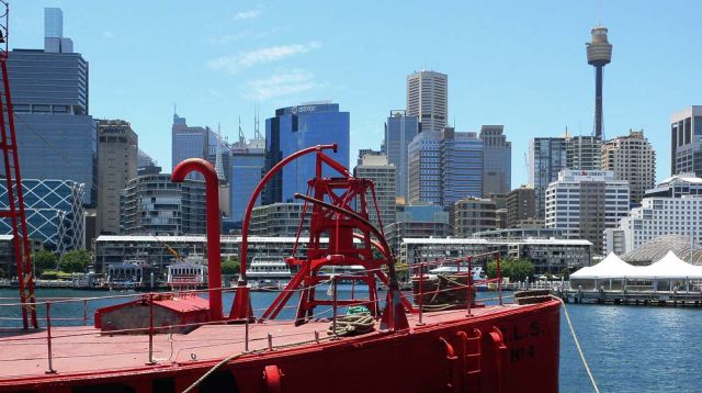 Das Feuerschiff 'CLS-4 Carpentaria' und die Skyline des Central Business Districts am Darling Harbour in Sydney Das Feuerschiff 'CLS-4 Carpentaria' und die Skyline des Central Business Districts am Darling Harbour in Sydney