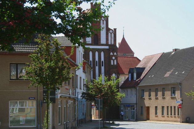 Bergringstadt Teterow, Mecklenburger Schweiz - das Rostocker Tor, ein mehrstöckiger Backsteinbau aus der Mitte des 14. Jahrhunderts im Nordwesten der Altstadt
