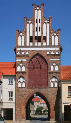 Bergringstadt Teterow, Mecklenburger Schweiz - das Rostocker Tor, ein mehrstöckiger Backsteinbau aus der Mitte des 14. Jahrhunderts im Nordwesten der Altstadt Bergringstadt Teterow, Mecklenburger Schweiz - das Rostocker Tor, ein mehrstöckiger Backsteinbau aus der Mitte des 14. Jahrhunderts im Nordwesten der Altstadt