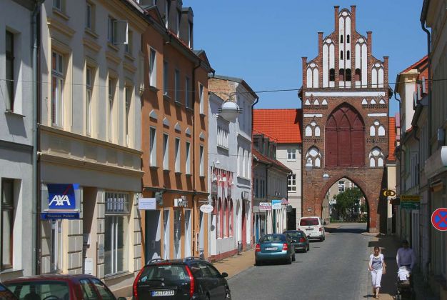 Bergringstadt Teterow, Mecklenburger Schweiz - die Rostocker Strasse mit dem Rostocker Tor aus der Mitte des 14. Jahrhunderts