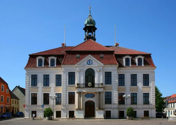 Bergringstadt Teterow, Mecklenburger Schweiz - das historische Rathaus von 1910 am Marktplatz Bergringstadt Teterow, Mecklenburger Schweiz - das historische Rathaus von 1910 am Marktplatz