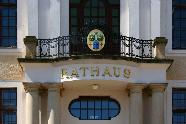 Bergringstadt Teterow, Mecklenburger Schweiz - die Empore über dem Eingang des historischen Rathauses von 1910 Bergringstadt Teterow, Mecklenburger Schweiz - die Empore über dem Eingang des historischen Rathauses von 1910