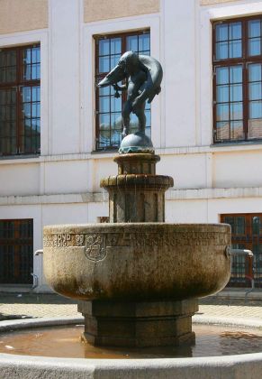 Bergringstadt Teterow, Mecklenburger Schweiz - der Hechtbrunnen von 1914 am Marktplatz vor dem historischen Rathaus, das Wahrzeichen von Teterow 