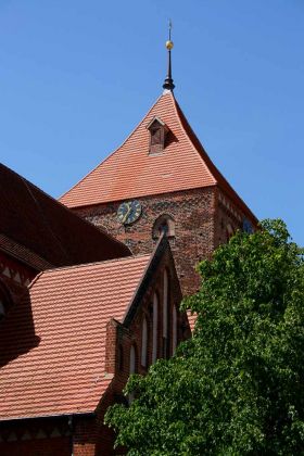 Bergringstadt Teterow, Mecklenburger Schweiz - die Stadtkirche St. Peter und Paul mit ihrem 40 Meter hohen Westturm wurde ab dem 13. Jahrhundert in norddeutscher Backsteingotik errichtet Bergringstadt Teterow, Mecklenburger Schweiz - die Stadtkirche St. Peter und Paul mit ihrem 40 Meter hohen Westturm wurde ab dem 13. Jahrhundert in norddeutscher Backsteingotik errichtet