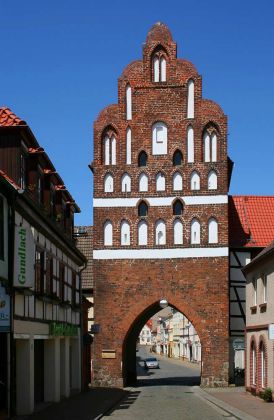 Bergringstadt Teterow, Mecklenburger Schweiz - das gotische viergeschossige Malchiner Tor aus dem 14. Jahrhundert beherbergt heute das Stadtmuseum Bergringstadt Teterow, Mecklenburger Schweiz - das gotische viergeschossige Malchiner Tor aus dem 14. Jahrhundert beherbergt heute das Stadtmuseum