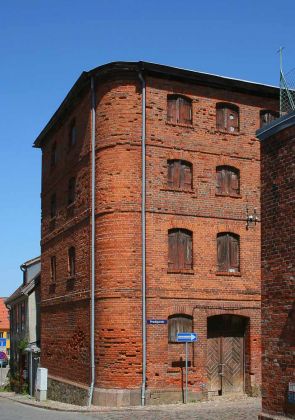 Bergringstadt Teterow, Mecklenburger Schweiz - ein historischer Speicher in der Prediger Strasse Bergringstadt Teterow, Mecklenburger Schweiz - ein historischer Speicher in der Prediger Strasse