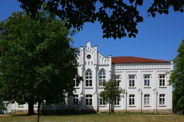 Bergringstadt Teterow, Mecklenburger Schweiz - die frühere Uhrenschule von 1860 beherbergt heute ein Studiotheater mit Kino Bergringstadt Teterow, Mecklenburger Schweiz - die frühere Uhrenschule von 1860 beherbergt heute ein Studiotheater mit Kino