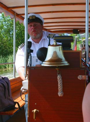 Der umsichtige Kapitän der historischen Motorbarkasse 'Regulus' auf dem Teterower See - Teterow, Mecklenburger Schweiz Der umsichtige Kapitän der historischen Motorbarkasse 'Regulus' auf dem Teterower See - Teterow, Mecklenburger Schweiz
