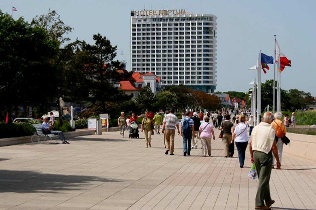 Ostseebad Warnemünde - die Seepromenade mit dem Neptun-Hotel