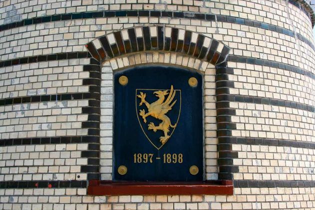 Ostseebad Warnemünde - der Rostocker Greif, das Wappen am Warnemünder Leuchtturm Ostseebad Warnemünde - der Rostocker Greif, das Wappen am Warnemünder Leuchtturm