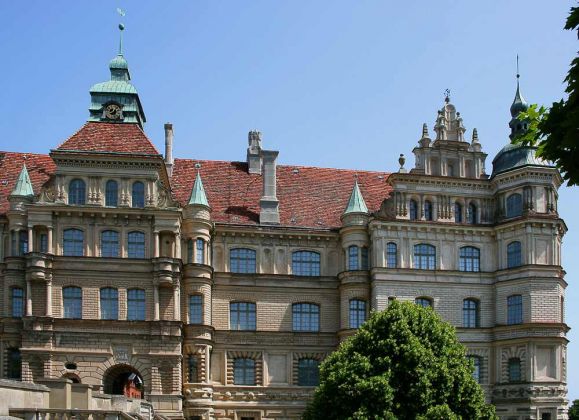 Güstrow Mecklenburg - die Fassade des Residenzschlosses, zweite Hauptresidenz der Mecklenburger Herzöge im 16. und 17. Jahrhundert Güstrow Mecklenburg - die Fassade des Residenzschlosses, zweite Hauptresidenz der Mecklenburger Herzöge im 16. und 17. Jahrhundert