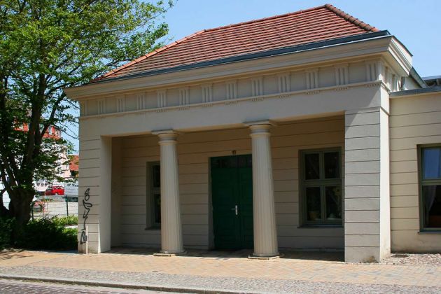  Die Barlach-Stadt Güstrow - Bäckereigeschäft in einem historischen Gebäude in der Gleviner Strasse
