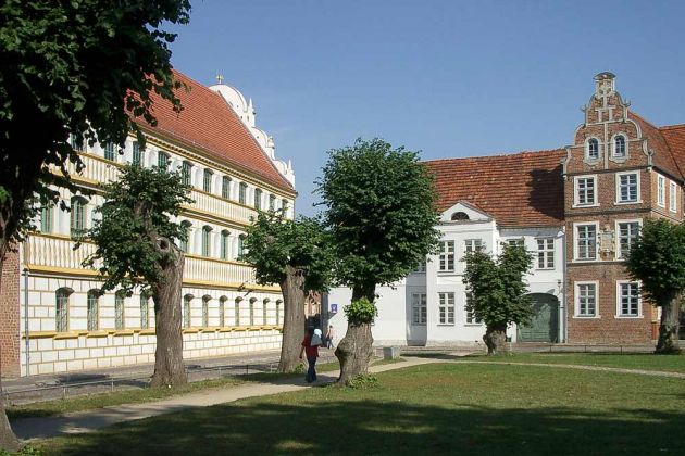 Die Barlach-Stadt Güstrow - der Domplatz mit der barocken Domschule und dem Lüheschen Palais aus der Renaissance-Zeit