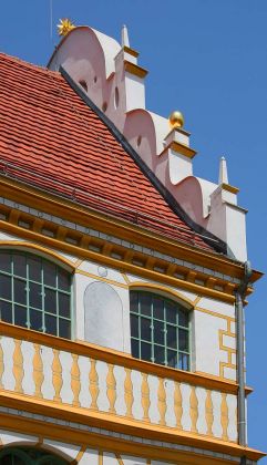 Die Barlach-Stadt Güstrow - Ziergiebel an der barocken Domschule am Domplatz 