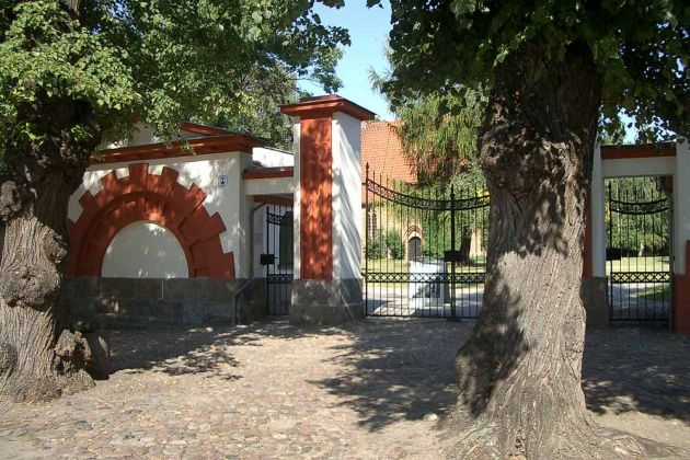 Güstrow in Mecklenburg - der Eingang zum historischen Gertrudenfriedhof mit der Barlach-Gedenkstätte Güstrow in Mecklenburg - der Eingang zum historischen Gertrudenfriedhof mit der Barlach-Gedenkstätte