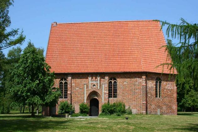 Die Barlach-Stadt Güstrow - die Barlach-Gedenkstätte Gertrudenkapelle, ein einschiffiger spätgotischer Backsteinbau aus dem 15.Jahrhundert auf dem Gertrudenfriedhof Die Barlach-Stadt Güstrow - die Barlach-Gedenkstätte Gertrudenkapelle, ein einschiffiger spätgotischer Backsteinbau aus dem 15.Jahrhundert auf dem Gertrudenfriedhof