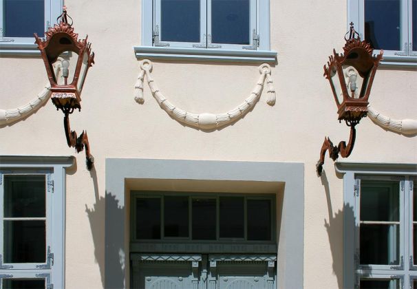 Die Barlach-Stadt Güstrow - der verzierte Eingang des Hauses Kerstingstrasse 2 mit historischen Elementen