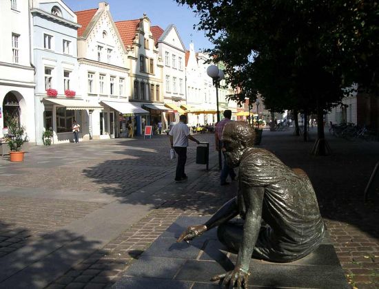 Die Barlach-Stadt Güstrow - die Archimedes-Statue am Marktplatz