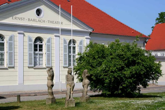 Güstrow in Mecklenburg - das 1828 erbaute Ernst-Barlach-Theater an der Schloßstrasse
