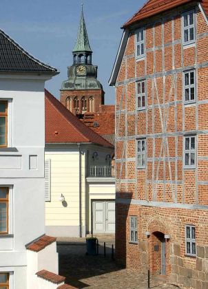 Güstrow in Mecklenburg - ein romantischer Blick zwischen Barlach-Theater und Wollhalle auf die Pfarrkirche St. Marien  