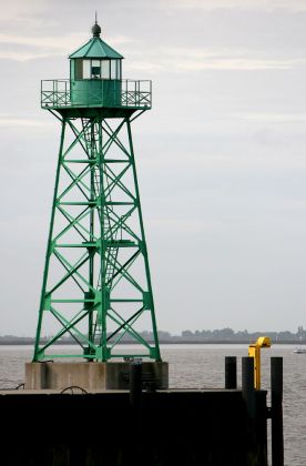 Südmolenfeuer an der Geestemündung in Bremerhaven - die 14 Meter hohe Gitterbake Geeste S wurde 1925 errichtet Südmolenfeuer an der Geestemündung in Bremerhaven - die 14 Meter hohe Gitterbake Geeste S wurde 1925 errichtet