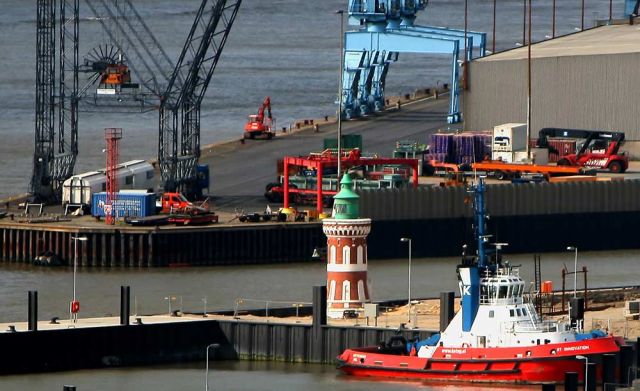 Bremerhaven, das Kaiserschleusen-Ostfeuer am Zolltor nahe des Kaiserhafens - der 'Pingel-Turm' des Baujahres 1900 im historisierenden Backsteinstil mit der Nebelglocke Bremerhaven, das Kaiserschleusen-Ostfeuer am Zolltor nahe des Kaiserhafens - der 'Pingel-Turm' des Baujahres 1900 im historisierenden Backsteinstil mit der Nebelglocke