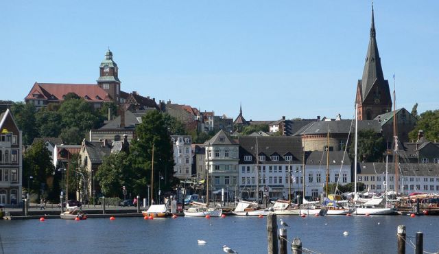 Flensburg - Blick von der Hafenspitze auf die Förde und auf die Marienkirche an der Förde