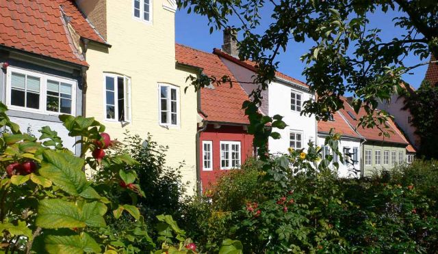 Flensburgs Altstadt - Blick von der Segelmacherstrasse auf die historischen Häuser des Oluf-Samson-Ganges