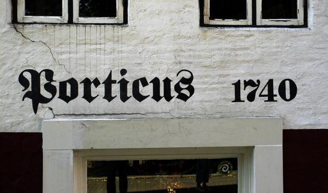 Die Studentenkneipe Porticus 1740 im historischen Eckhaus Grosse Strasse/Marienstrasse - Flensburg an der Förde
