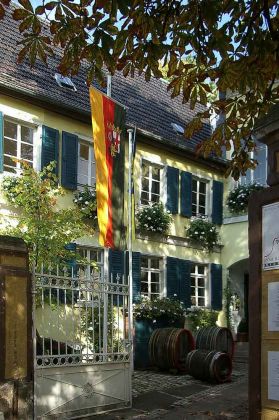 Ein Weingut in der Altstadt von Nierstein am Rhein in Rheinhessen Ein Weingut in der Altstadt von Nierstein am Rhein in Rheinhessen