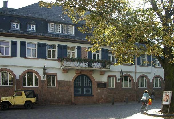 Nierstein am Rhein in Rheinhessen - an der Kaiserlinde Nierstein am Rhein in Rheinhessen - an der Kaiserlinde