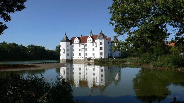 Schlossteich Munkbrarupau und das Wasserschloss Glücksburg bei Flensburg