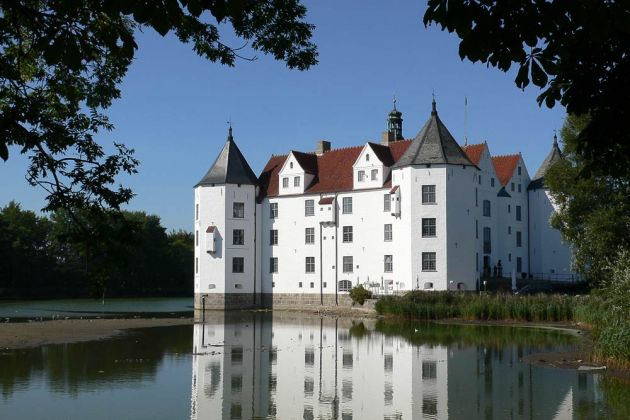 Schlossteich Munkbrarupau und das Wasserschloss Glücksburg bei Flensburg