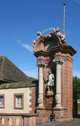 Die barocke Toranlage des Schlosses und Klosters Corvey bei Höxter an der Weser Die barocke Toranlage des Schlosses und Klosters Corvey bei Höxter an der Weser