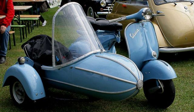 Eine Piaggio Vespa mit Beiwagen Eine Piaggio Vespa mit Beiwagen