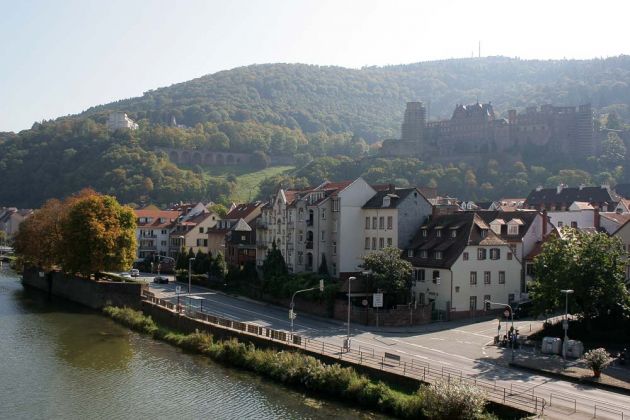 Heidelberg - das Neckar-Ufer mit dem Heidelberger Schloss