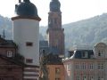 Heidelberg am Neckar - Sandstein-Statuen auf der Alten Brücke mit dem Turm der Heiliggeistkirche