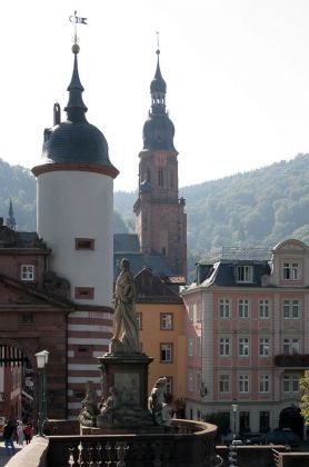 Heidelberg am Neckar - Sandstein-Statuen auf der Alten Brücke mit dem Turm der Heiliggeistkirche Heidelberg am Neckar - Sandstein-Statuen auf der Alten Brücke mit dem Turm der Heiliggeistkirche