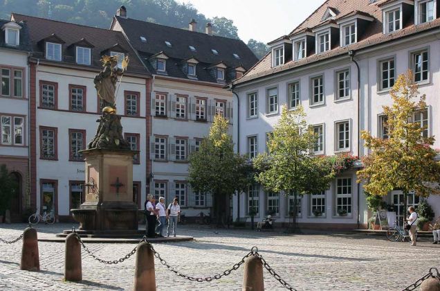 Heidelberg am Neckar - Kornmarkt mit Mariensäule Heidelberg am Neckar - Kornmarkt mit Mariensäule