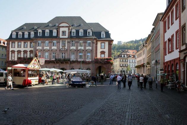 Heidelberg am Neckar - der Marktplatz mit dem Rathaus
