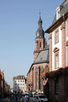 Heidelberg am Neckar - die Hauptstrasse, Fussgängerzone mit der Heiliggeistkirche Heidelberg am Neckar - die Hauptstrasse, Fussgängerzone mit der Heiliggeistkirche