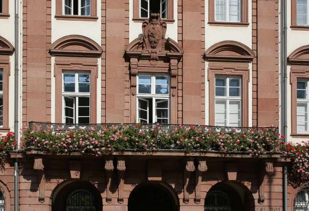 Heidelberg am Neckar - die Rathaus-Fassade mit Balkon Heidelberg am Neckar - die Rathaus-Fassade mit Balkon