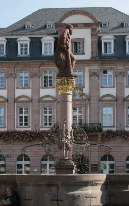 Heidelberg am Neckar - der Herkules-Brunnen auf dem Marktplatz Heidelberg am Neckar - der Herkules-Brunnen auf dem Marktplatz