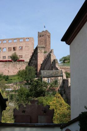 Die Ruine der Burg von Wertheim am Main oberhalb der Stadt