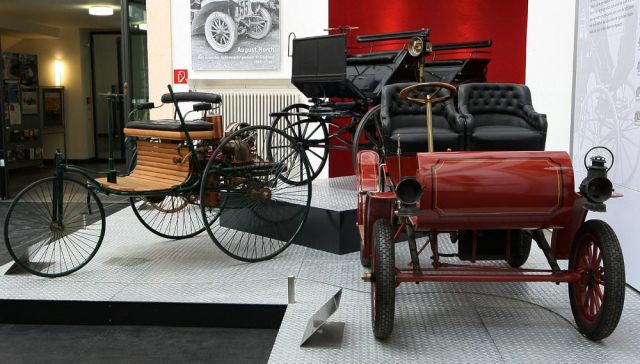 Der Benz Patent Motorwagen von 1886 und der Excelsior, Baujahr 1904, von der Motorwagenfabrik Excelsior AG, Zürich - Verkehrsmuseum Dresden