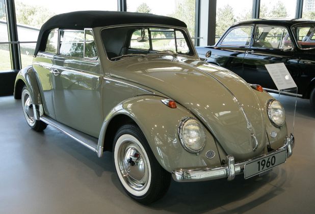 Ein Volkswagen Käfer Cabriolet - VW-Ty 15, Baujahr 1960 - im Zeithaus der Autostadt in Wolfsburg
