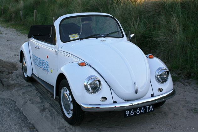 Ein Volkswagen Käfer-mit 'Lampenschirmchen', nachträglich zum Cabriolet umgebaut - Nordseeinsel Terschelling, Niederlande